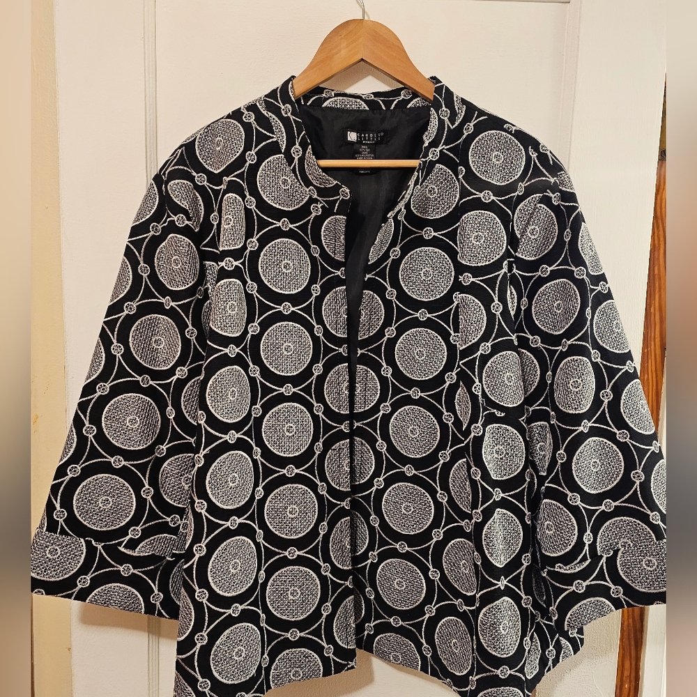 Chic Black And White Patterned Jacket - image 1